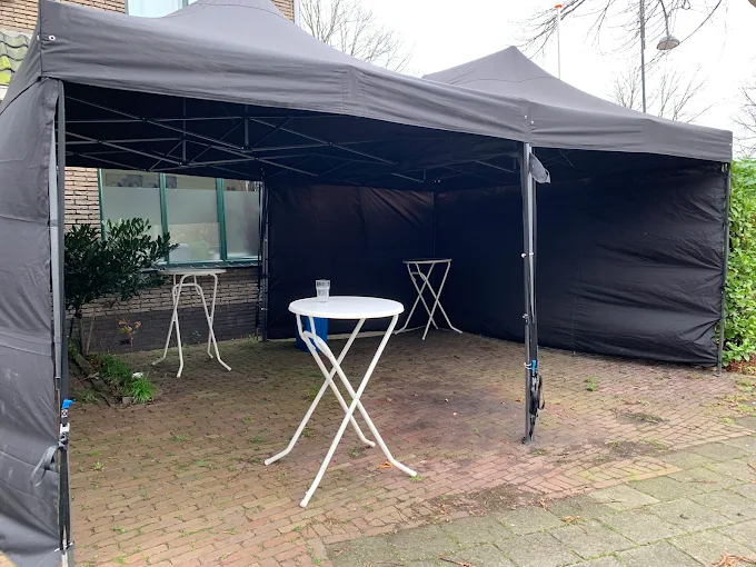easy up partytent met statafels